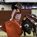 El diestro Uceda Leal torea durante la tradicional Corrida Goyesca del 2 de mayo, este martes en la Plaza de Toros de Las Ventas, en Madrid.