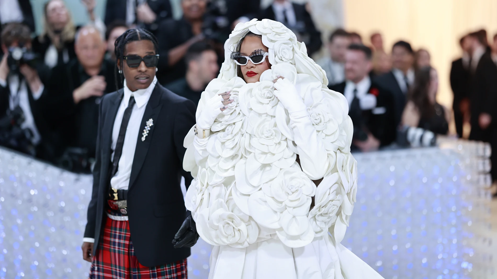 New York (United States), 01/05/2023.- ASAP Rocky (L) and Rihanna on the carpet for the 2023 Met Gala, the annual benefit for the Metropolitan Museum of Art's Costume Institute, in New York, New York, USA, 01 May 2023. The theme of this year's event is the Met Costume Institute's exhibition, 'Karl Lagerfeld: A Line of Beauty.' (Estados Unidos, Nueva York) EFE/EPA/JUSTIN LANE 