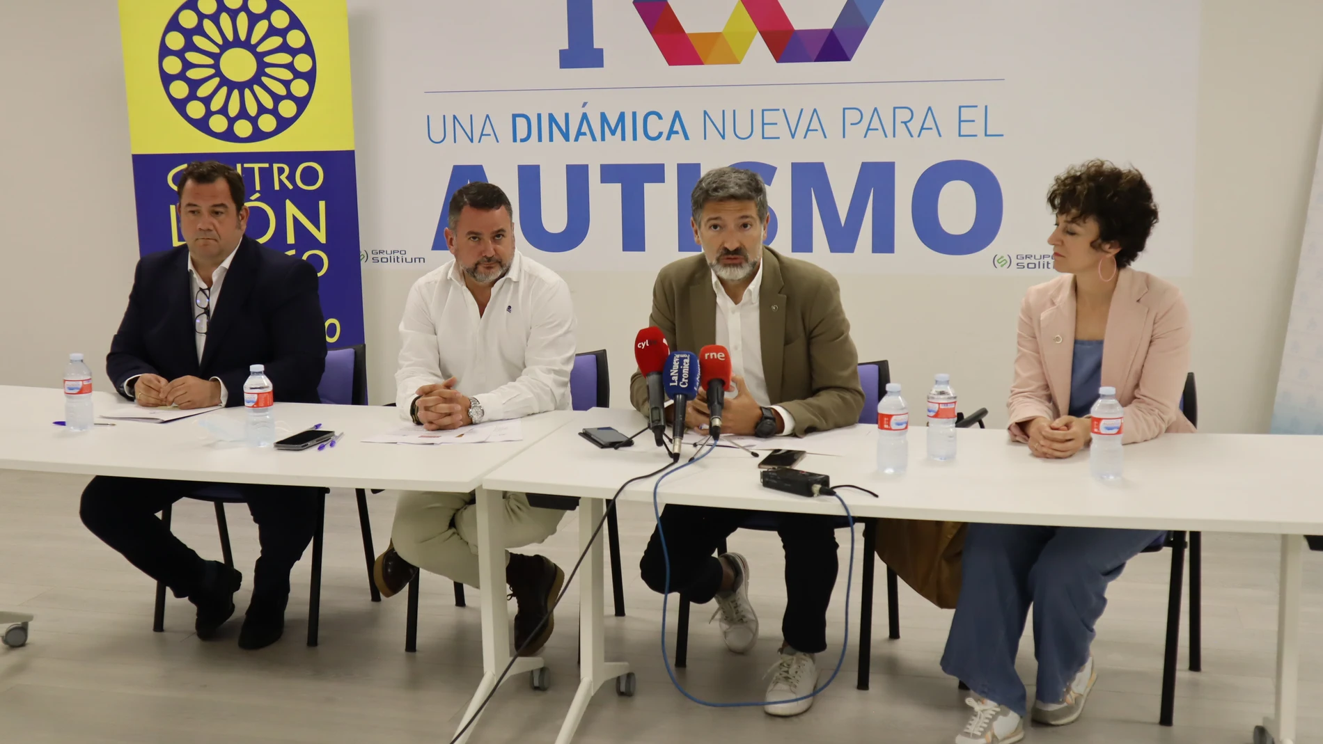 Firma del convenio en León para beneficiar a personas con TEA
