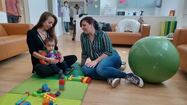 Federica junto a Lorena y su hijo en la Unidad de Salud Mental Materna del Clínic