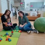 Federica junto a Lorena y su hijo en la Unidad de Salud Mental Materna del Clínic