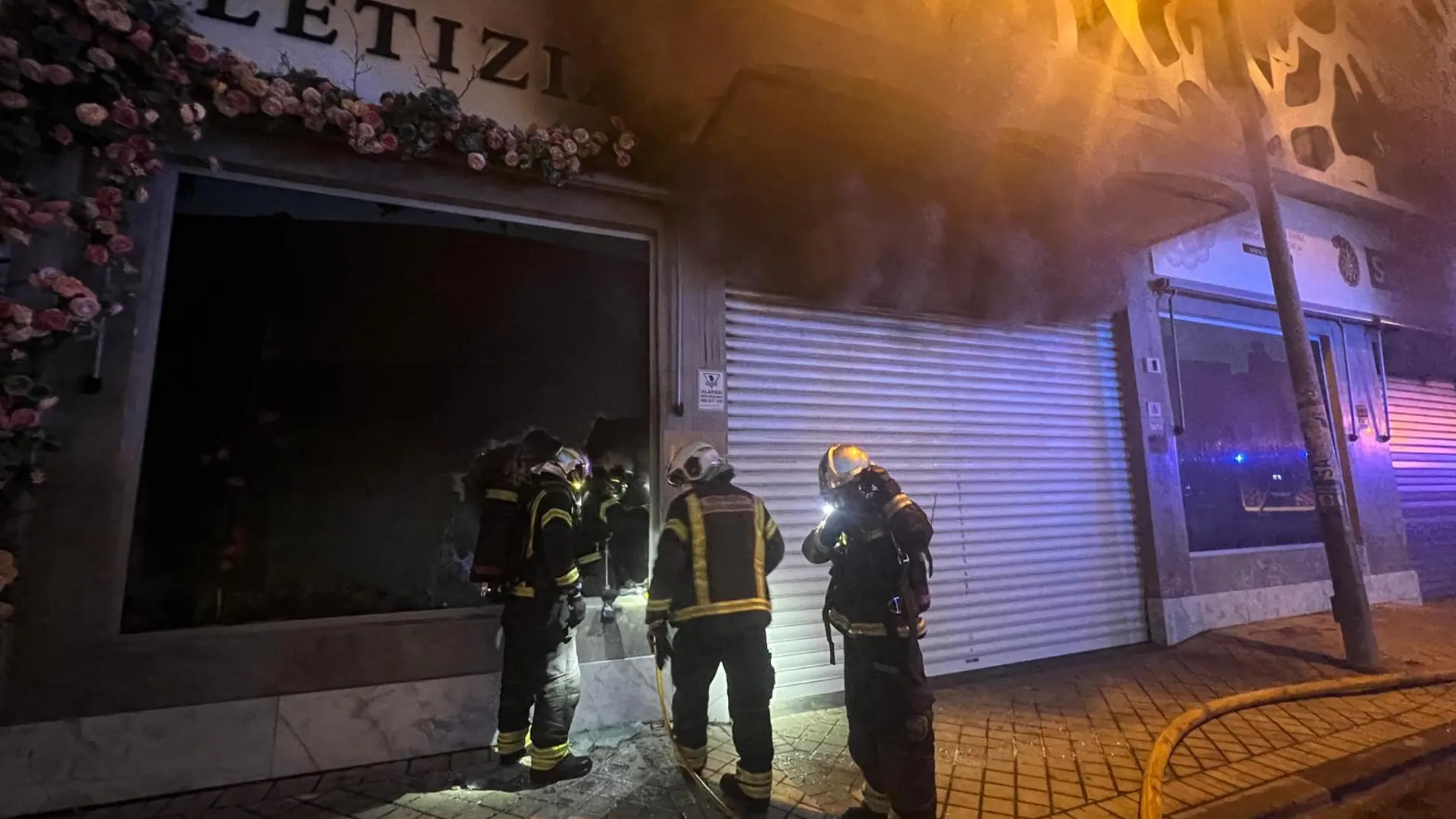 FUENLABRADA (MADRID), 02/05/2023.- Un equipo de bomberos trabaja en el incendio que se ha declarado a última hora de la tarde de este martes en dos naves de productos textiles del polígono industrial de Cobo Calleja, en Fuenlabrada (Madrid), sin que se hayan registrado heridos ni intoxicados, según los servicios de emergencia. EFE/ Comunidad De Madrid **SOLO USO EDITORIAL / SOLO DISPONIBLE PARA ILUSTRAR LA NOTICIA QUE ACOMPAÑA (CRÉDITO OBLIGATORIO)**