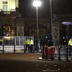 London (United Kingdom), 02/05/2023.- Police activity at the scene after a man was arrested after allegedly throwing items, suspected to be shotgun cartridges, into the grounds of Buckingham Palace in London, Britain, 02 May 2023. 