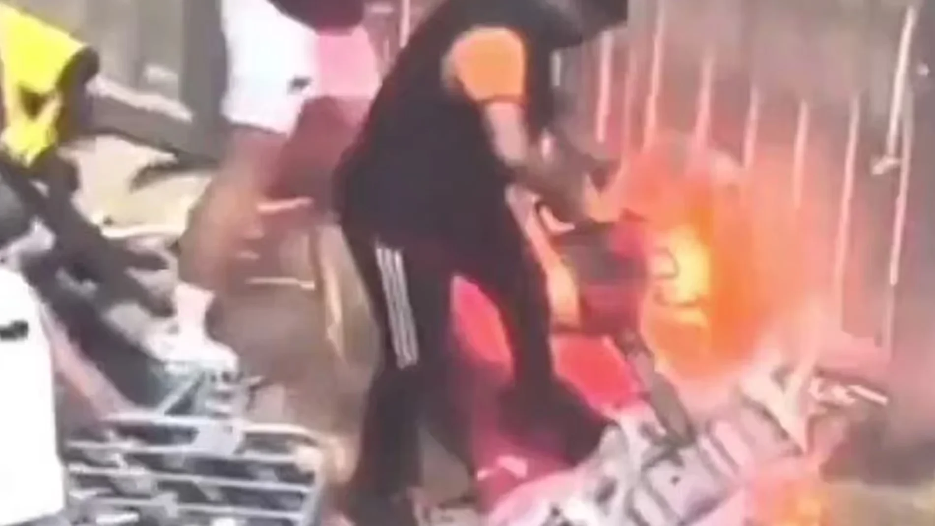 Pánico en la champions africana: Un hincha irrumpe al partido con una motosierra