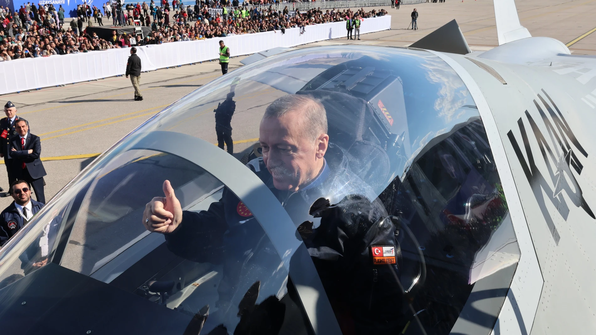 Erdogan, en la cabina del piloto del prototipo del caza de quinta generación KAAN, presentado ayer