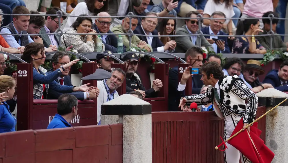 El diestro Fernando Robleño (d) entrega su capote a la presidenta de la Comunidad de Madrid, Isabel Díaz Ayuso (i), durante la tradicional Corrida Goyesca del 2 de mayo, este martes en la Plaza de Toros de Las Ventas, en Madrid. 