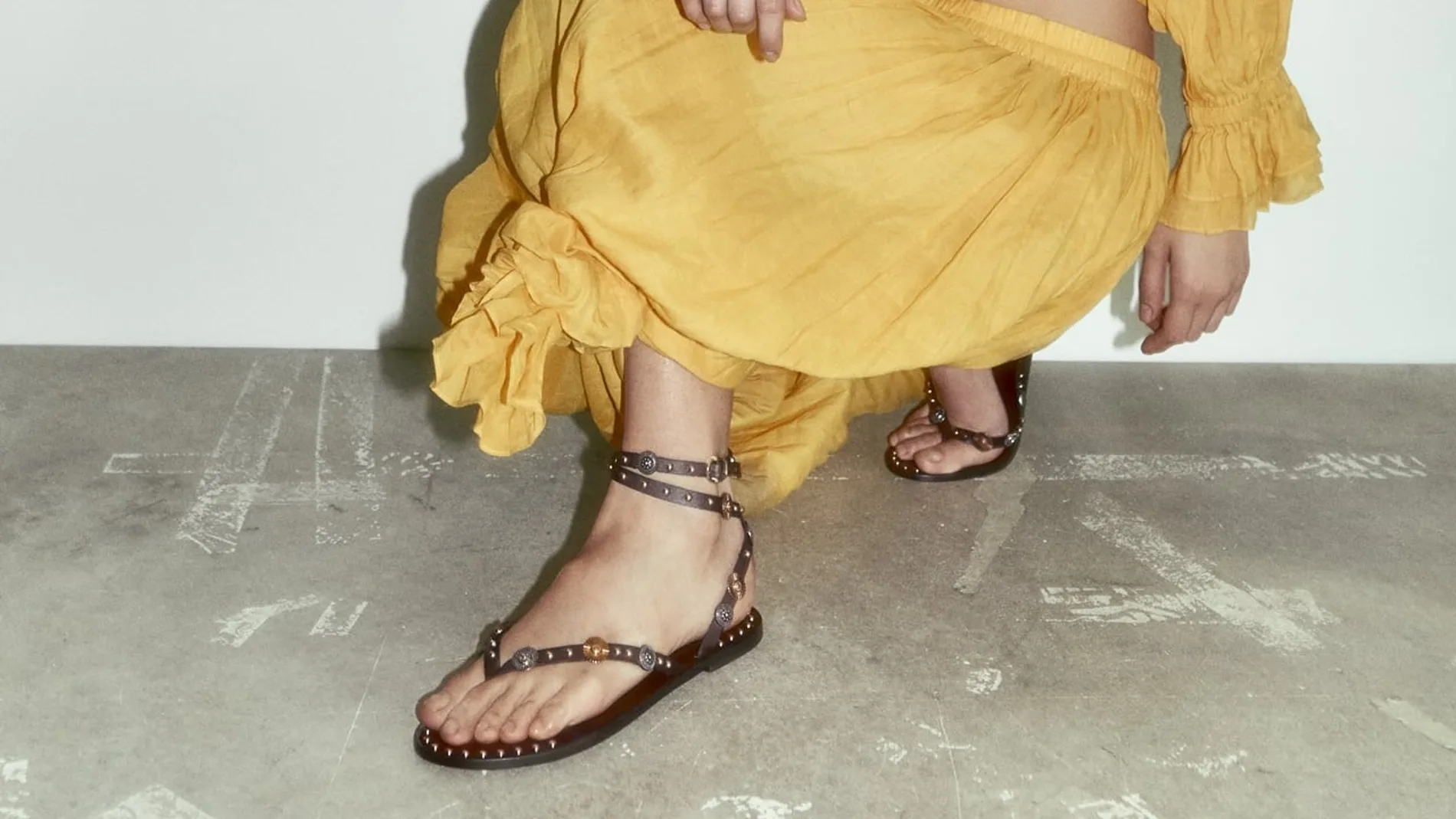 8 sandalias planas (y Sfera, Zara y Massimo que no pararás de esta primavera