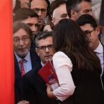 Momento en el que el ministro de Presidencia, Félix Bolaños (c), intenta subir a la tribuna del acto cívico militar por el Dos de Mayo, Día de la Comunidad de Madrid