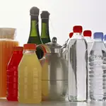 El análisis de 75 muestras de bebidas reveló mayor presencia de plastificantes organofosforados en las bebidas azucaradas