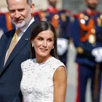 La Reina Letizia apuesta por un traje blanco para la graduación de Leonor. 
