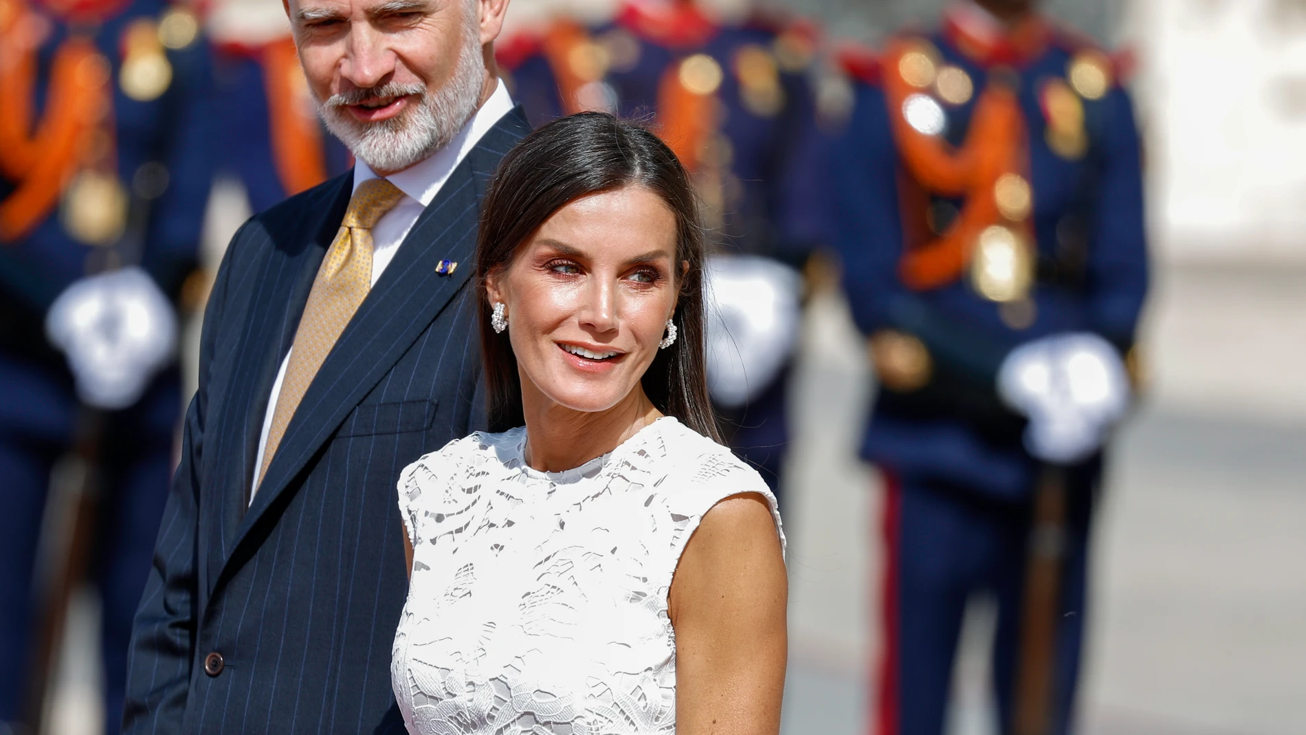 La Reina Letizia apuesta por un traje blanco para la graduación de Leonor. 