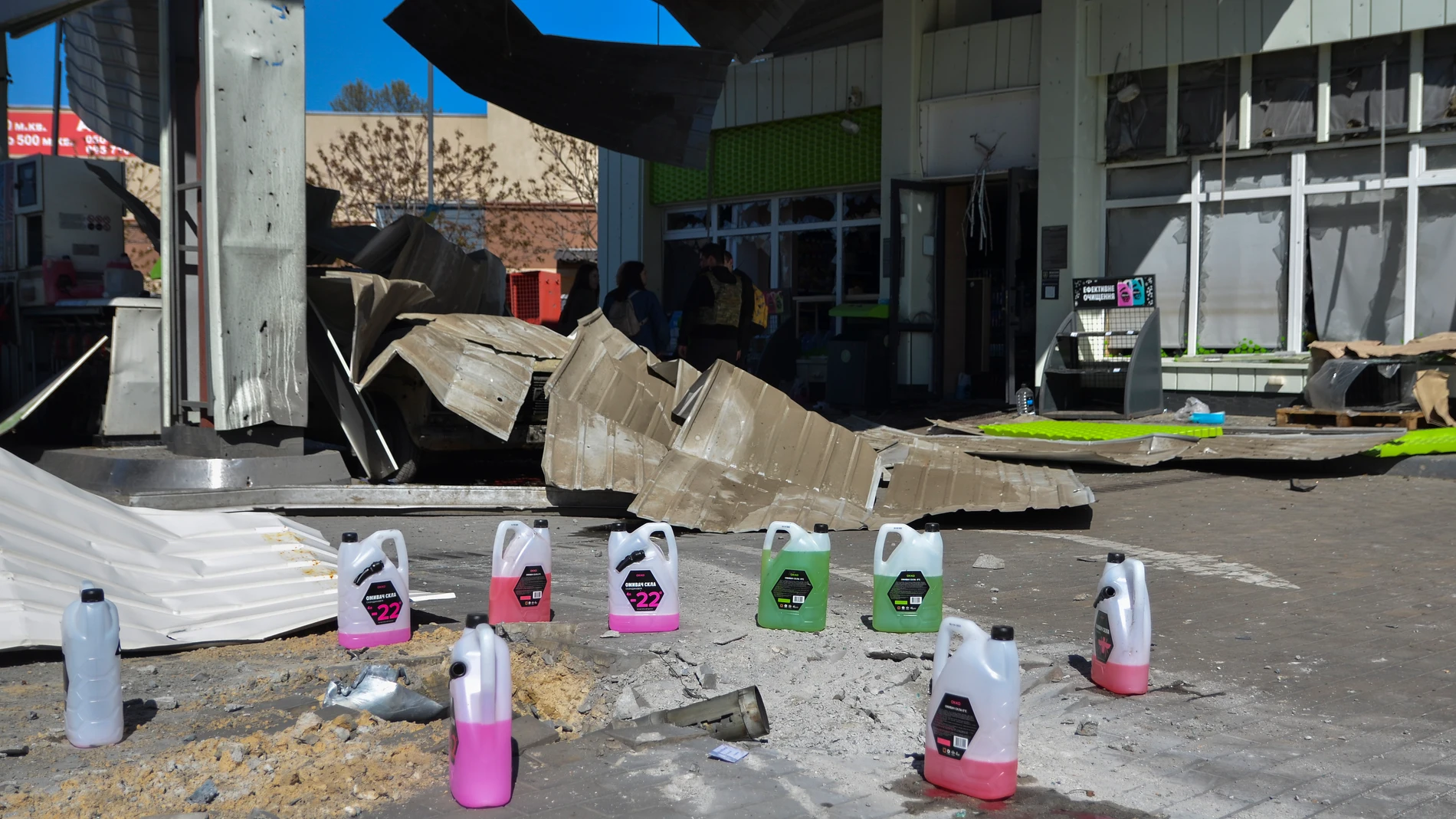 Kherson (Ukraine), 03/05/2023.- A part of rocket protected by jerrycans with antifreeze liquid in front of shelled gas station in Kherson, Ukraine, 03 May 2023 amid the Russian invasion. Russian troops struck the construction hypermarket, railway station, gas station and residential area of Kherson. At least 16 people were killed and 28 injured by Russian shelling of Kherson region, on 03 May, Roman Mrochko, Head of the Kherson City Military Administration reported. (Rusia, Ucrania) EFE/EPA/IVAN ANTYPENKO 