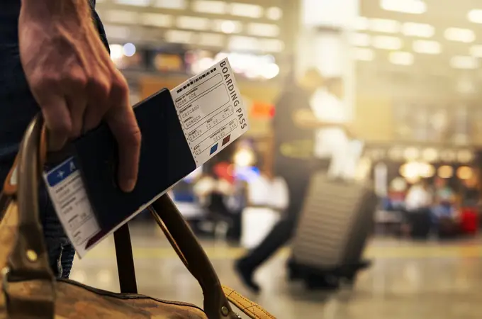 El TJUE confirma que un pasajero acepta el reembolso de un billete de avión en un bono si no pide recibir el dinero