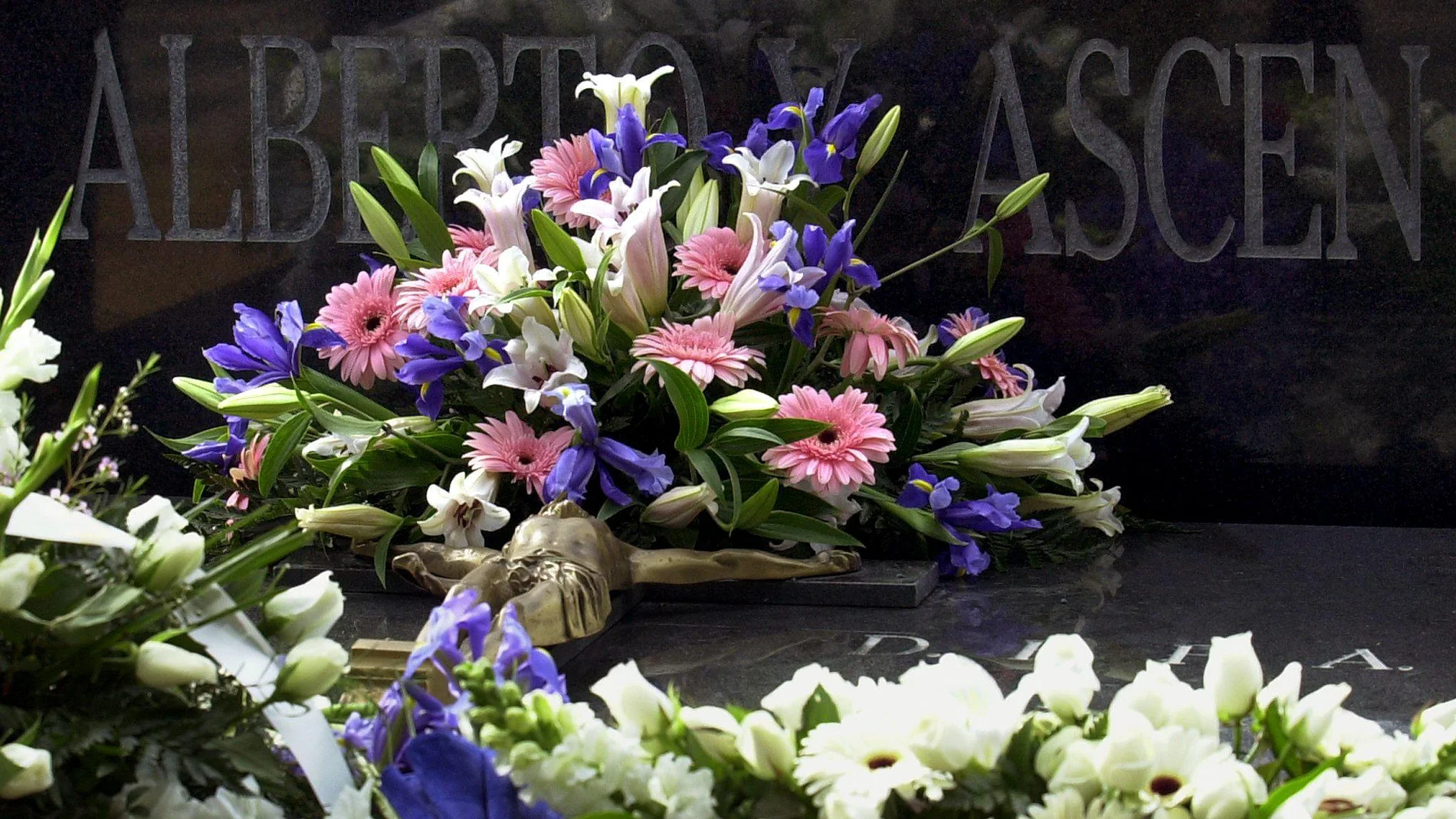 Flores en la tumba de Alberto Jiménez Becerril y su mujer, Ascensión García Ortiz, asesinados por ETA en 1998