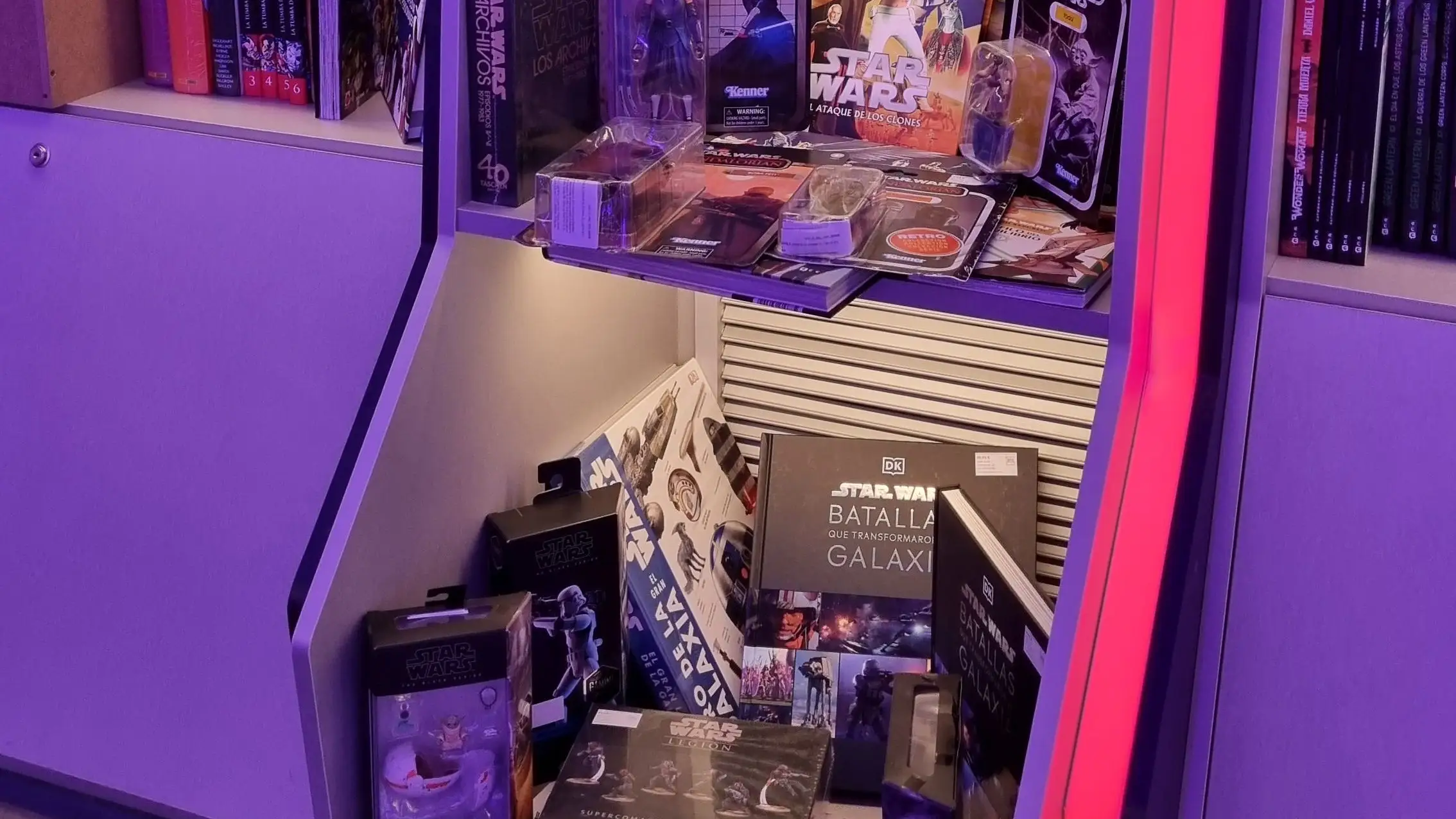 Estantería con productos de Star Wars en la tienda de Stark Comics Valladolid