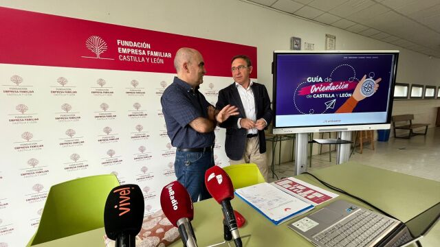 el director de la Fundación Empresa Familiar de Castilla y León (FEFCyL), Alberto Guerra, y Jaime Foces, catedrático de Orientación Educativa y orientador en el IES Núñez de Arce de Valladolid