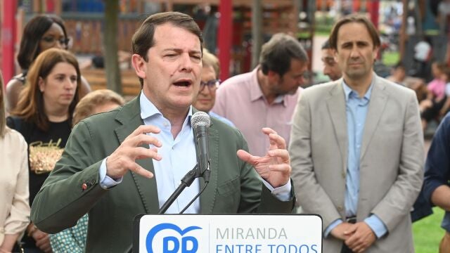 Mañueco durante la precampaña de las elecciones municipales en Miranda de Ebro para arropar a Sergio Montoya