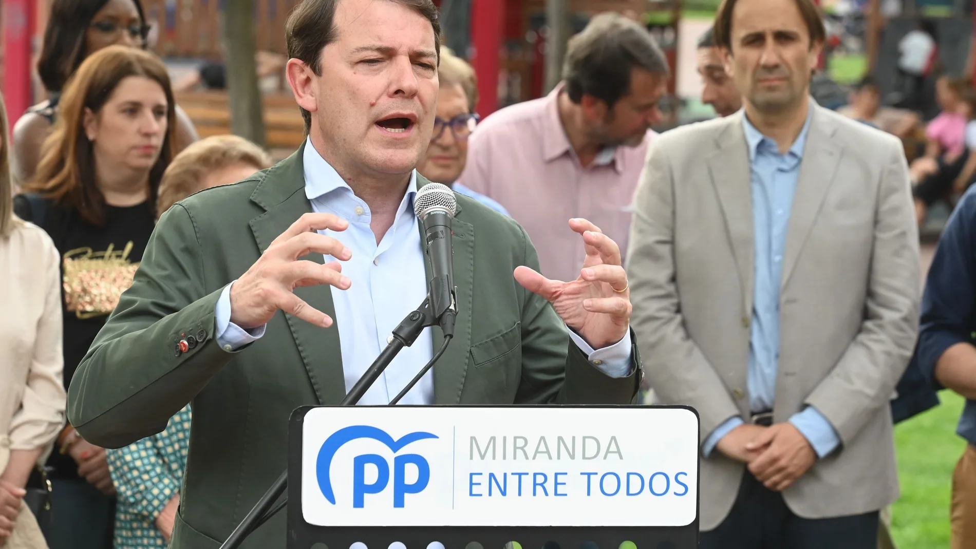 Mañueco durante la precampaña de las elecciones municipales en Miranda de Ebro para arropar a Sergio Montoya