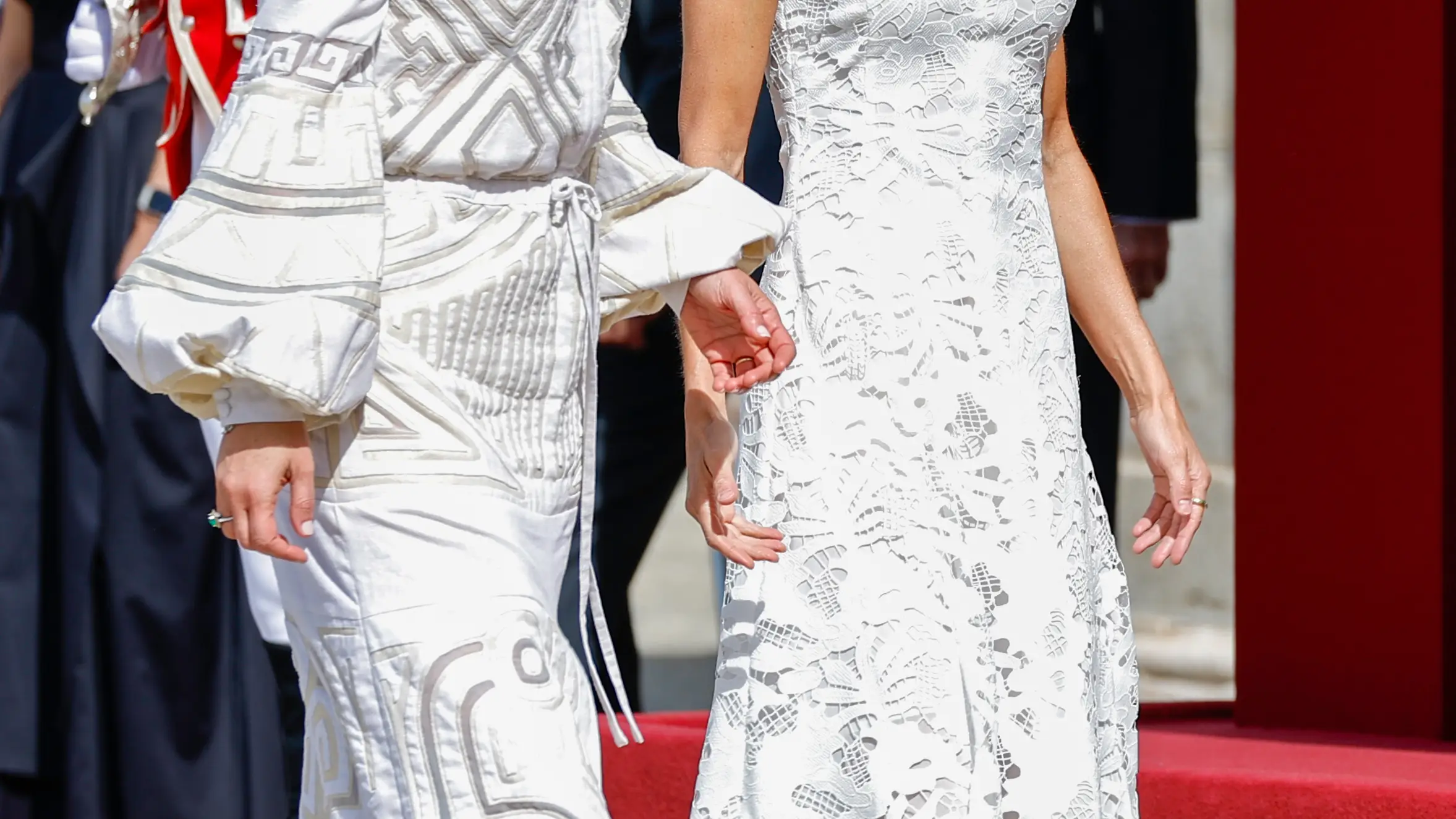 La Reina Letizia y la esposa del presidente de Colombia, las dos con vestidos blancos.