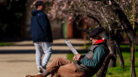 Una persona lee el periódico en el Parque de la Quinta de los Molinos
