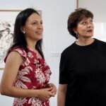La diputada responsable del Área de Empleo, Desarrollo Económico, Turismo y Participación, Nuria Duque, y la artista Sandra Gamboa inauguran la exposición