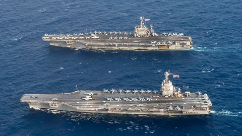 El USS Gerald R Ford navegando junto al USS Harry S. Truman, de la anterior clase Nimitz