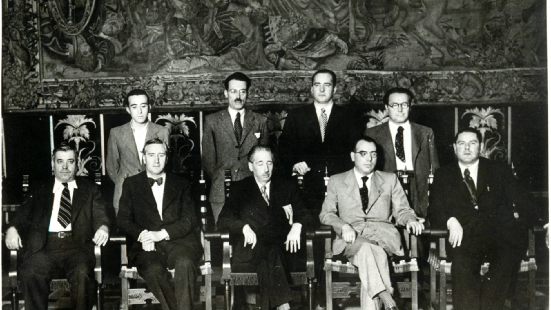 En el centro, el presidente de la Generalitat Lluís Companys en la constitución de su gobierno en 1937. A su derecha, con pajarita, Carles Pi i Sunyer, que en esa época fue conseller de Cultura