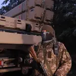 Un camión con el escudo antimisiles IRIS-T de fabricación alemana, en Ucrania