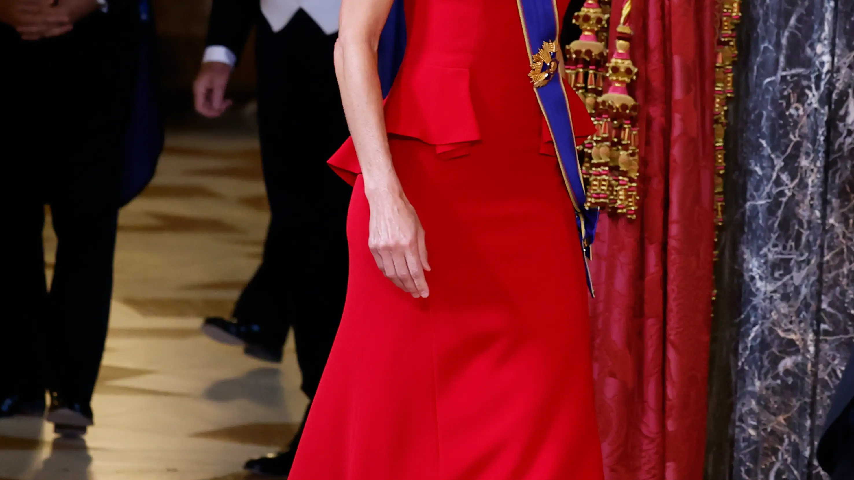 La Reina Letizia con vestido de gala y tiara. 