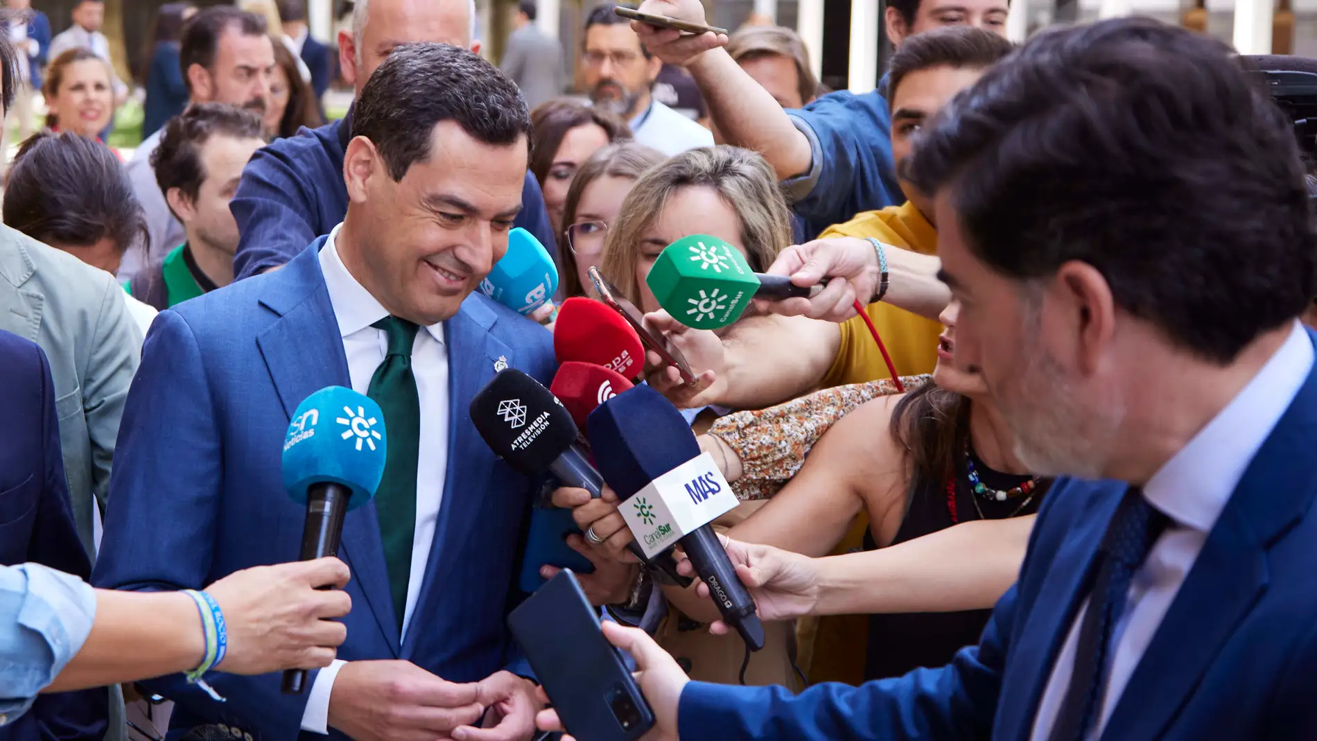 Moreno atiende a los medios en el Parlamento andaluz
