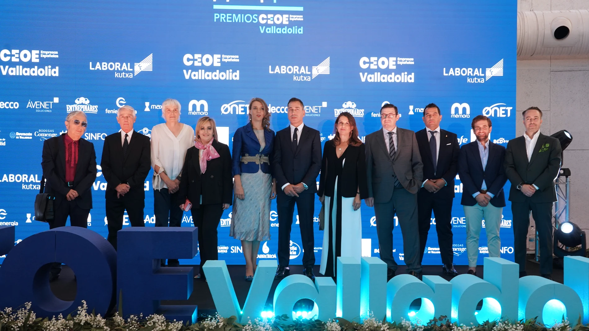 Foto de familia de los galardonados de los Premios CEOE