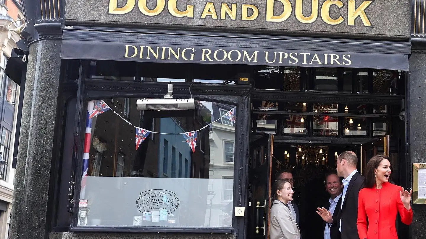 Los príncipes de Gales en un bar del Soho de Londres