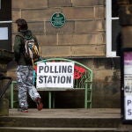 Un hombre acude a votar en Holmfirth en las elecciones locales de este jueves