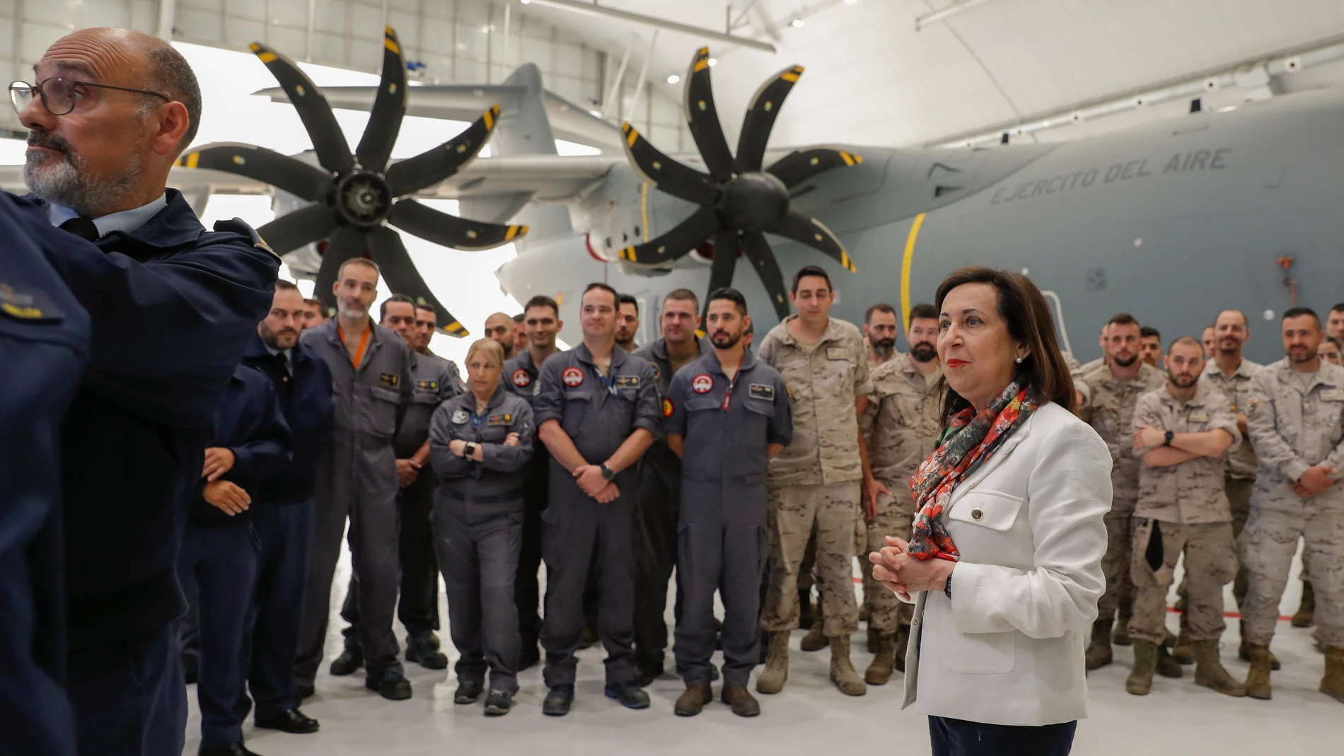 GRAF3622. ZARAGOZA, 05/05/2023.- La ministra de Defensa, Margarita Robles, visita a los componentes del Ala 31 y el Escuadrón de Apoyo al Despliegue Aéreo (EADA) en la Base Aérea de Zaragoza. EFE/ Javier Cebollada 