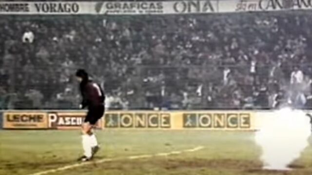 Un petardo explota al lado de Buyo en un Osasuna-Real Madrid
