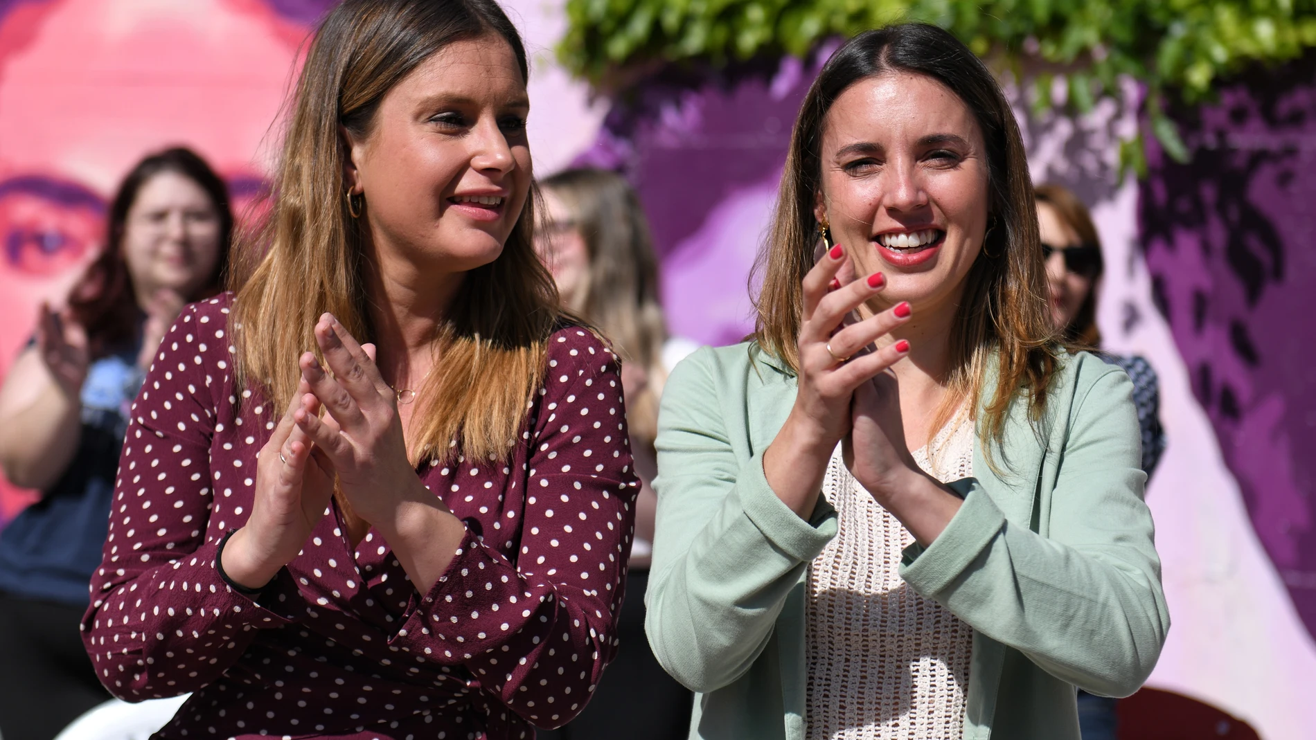 La candidata de Podemos a la Presidencia de la Comunidad de Madrid, Alejandra Jacinto (i), y la ministra de Igualdad y secretaria de Acción de Gobierno de Podemos, Irene Montero (d), aplauden durante el acto de precampaña de Podemos ‘Valentía y feminismo para transformar’, junto al mural feminista de Getafe, a 5 de mayo de 2023, en Getafe, Madrid (España). Al evento han asistido las candidatas de Podemos a las elecciones. El acto se celebra de cara a las próximas elecciones municipales y autonómicas del 28 de mayo.
05 MAYO 2023;MADRID;IRENE MONTERO;FEMINISMO
Fernando Sánchez / Europa Press
05/05/2023