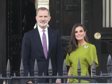 Felipe VI y Letizia deslumbran en la recepción de Palacio