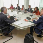 El president de la Generalitat, Ximo Puig (d), preside la reunión del Consell en la nueva sede en Alicante (el antiguo edificio de Correos)