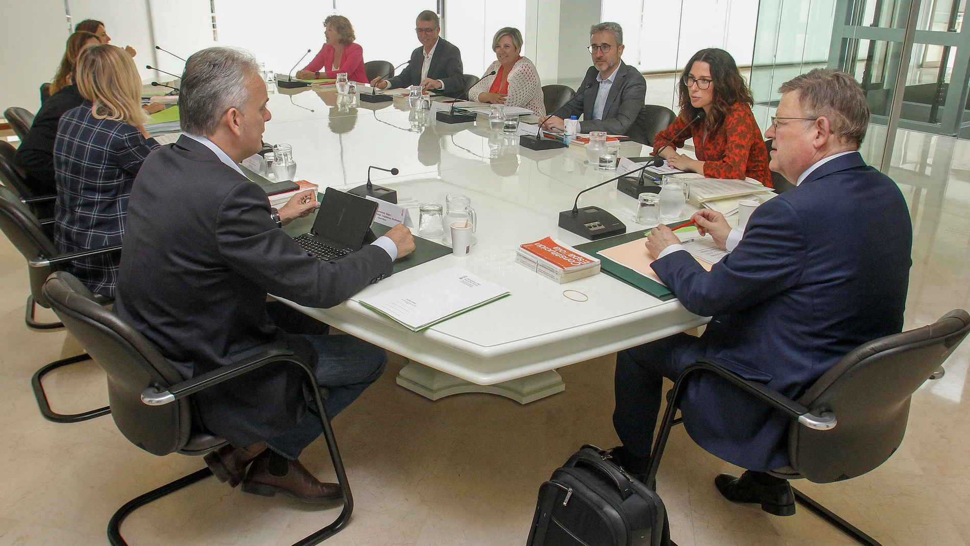 El president de la Generalitat, Ximo Puig (d), preside la reunión del Consell en la nueva sede en Alicante (el antiguo edificio de Correos)