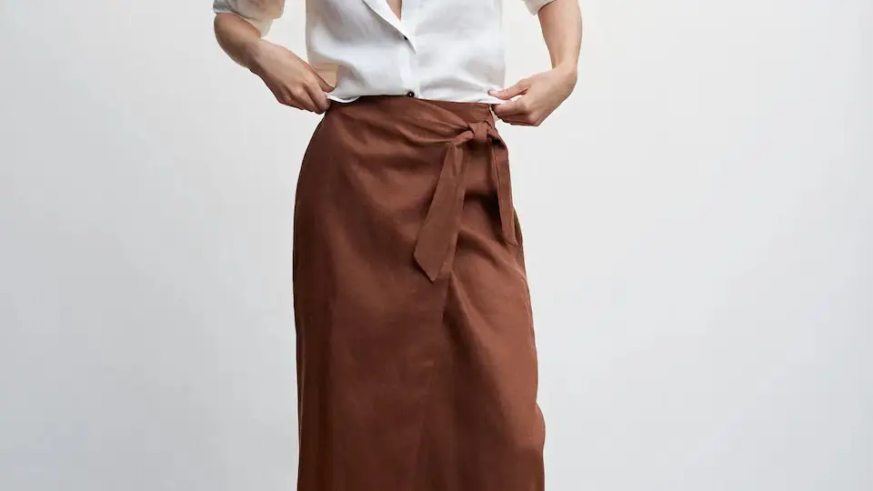 Look de falda y camisa lino