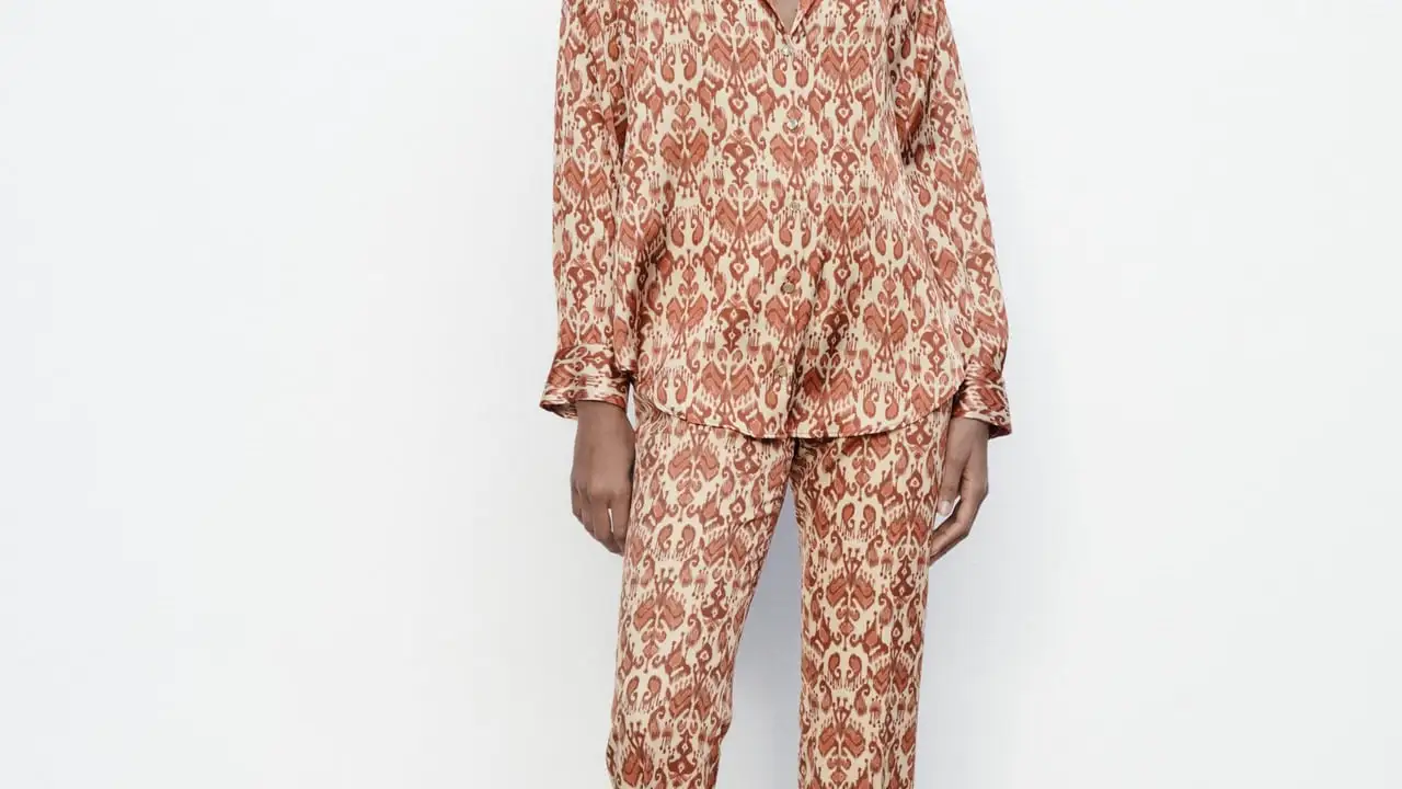 Pantalón y camisa estampada