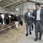 El presidente del PP de Castilla y León, Alfonso Fernández Mañueco, visita la localidad asturiana de Cabrales, junto al candidato a la Presidencia del Principado, Diego Canga