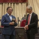 El presidente de Colombia, Gustavo Pedro, recibe la Medalla de la Universidad de Salamanca durante un acto en el Paraninfo bajo la presidencia del rector, Ricardo Rivero,
