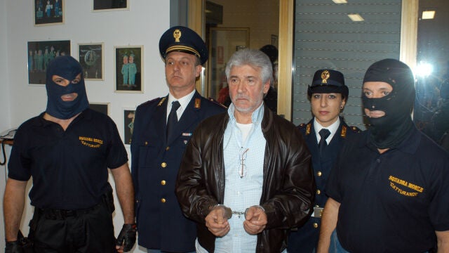 En Italia, la policía detiene a Salvatore Lo Piccolo, jefe de la mafia siciliana La Cosa Nostra