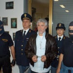 En Italia, la policía detiene a Salvatore Lo Piccolo, jefe de la mafia siciliana La Cosa Nostra