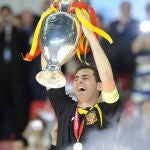 España gana la Eurocopa de fútbol de 2008 de tras ganar en la final a Alemania (1-0). Casillas levanta el trofeo
