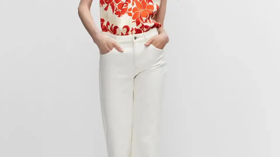 Pantalón blanco y camisa estampada