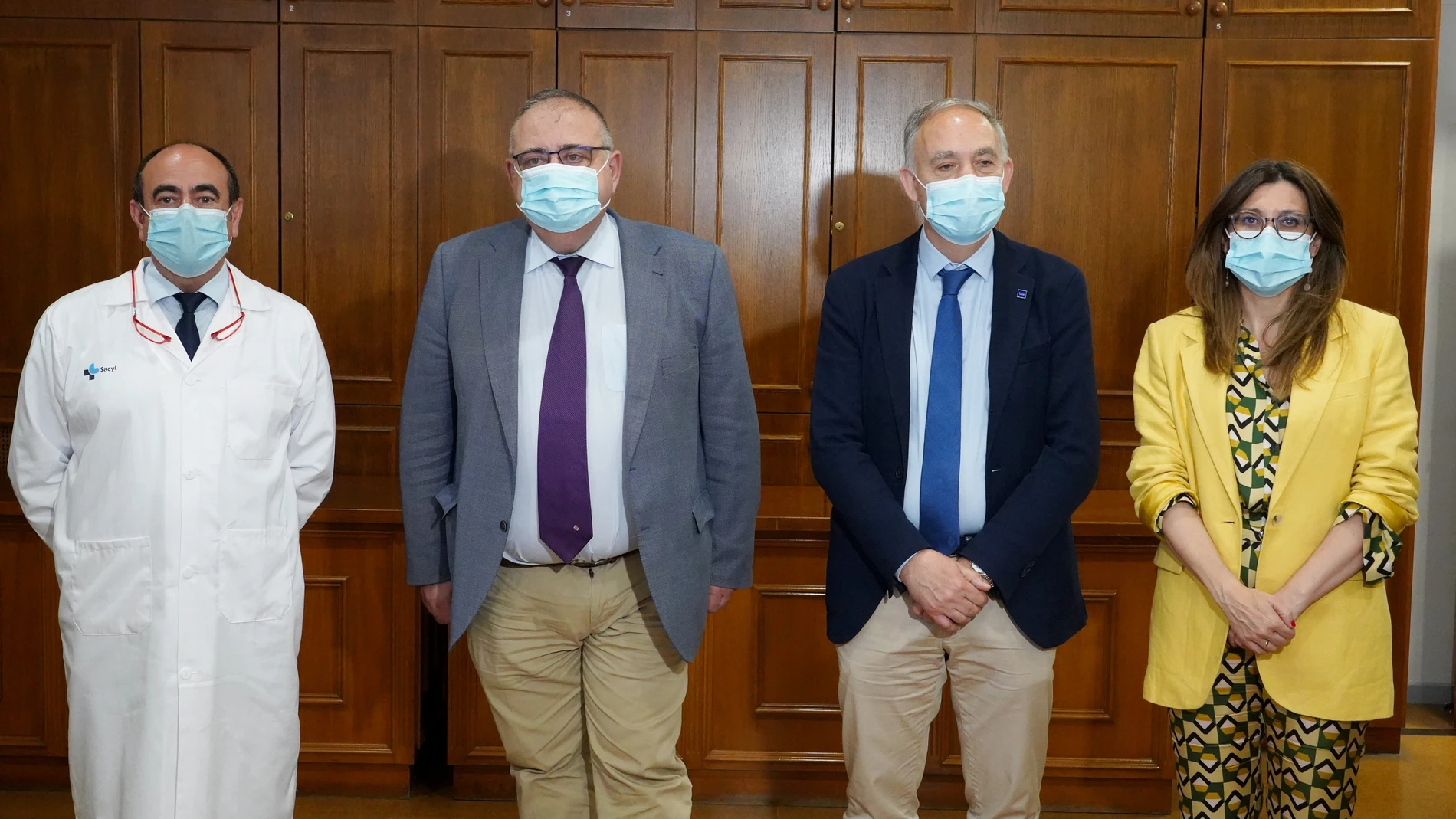 El consejero de Sanidad Alejandro Vázquez informa junto al rector de la Universidad de Valladolid Antonio Largo de la reunión mantenida para la creación del Instituto de Investigación Biosanitaria de Valladolid