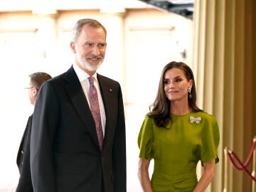 El guiño en forma de broche que la Reina Letizia le ha querido hacer a Doña Sofía con su primer look en Londres