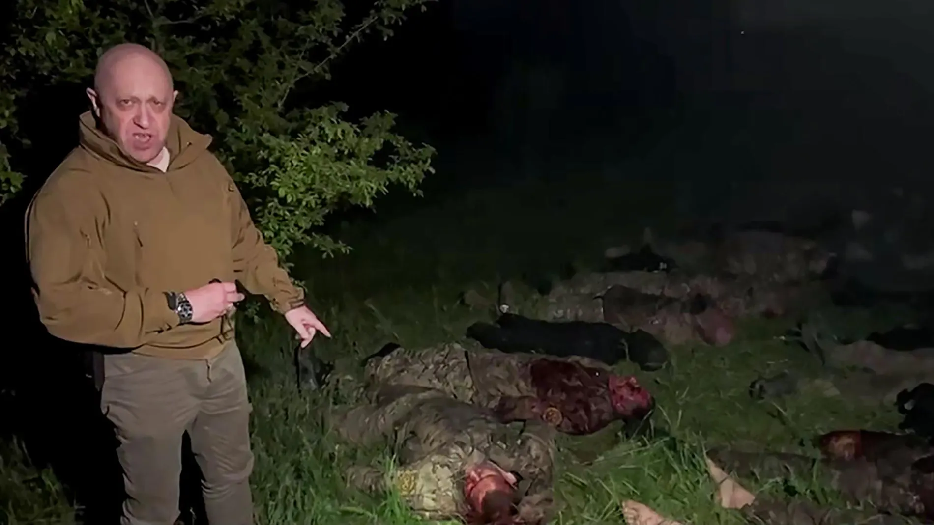El jefe de Wagner Prigozhin muestra cadáveres de soldados de sus unidades muertos en Bajmut